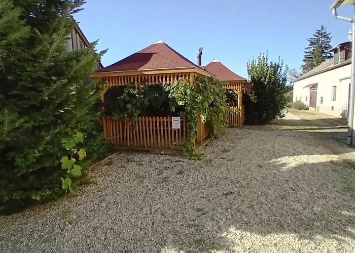 Buekfuerdo Bercsenyi 13 Apartmanhaz, Buekfalva Lägenhet